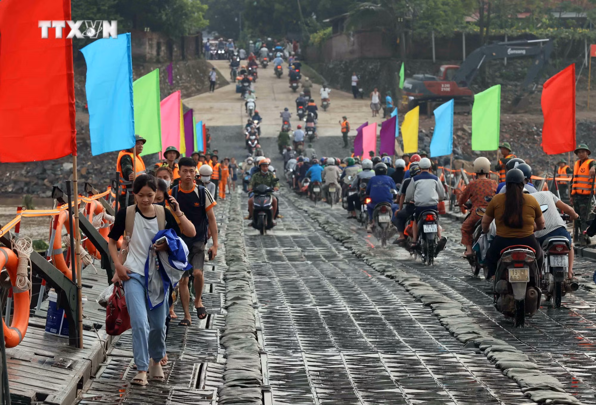 vna_potal_chinh_thuc_thong_xe_cau_phao_phong_chau_7623749.jpg