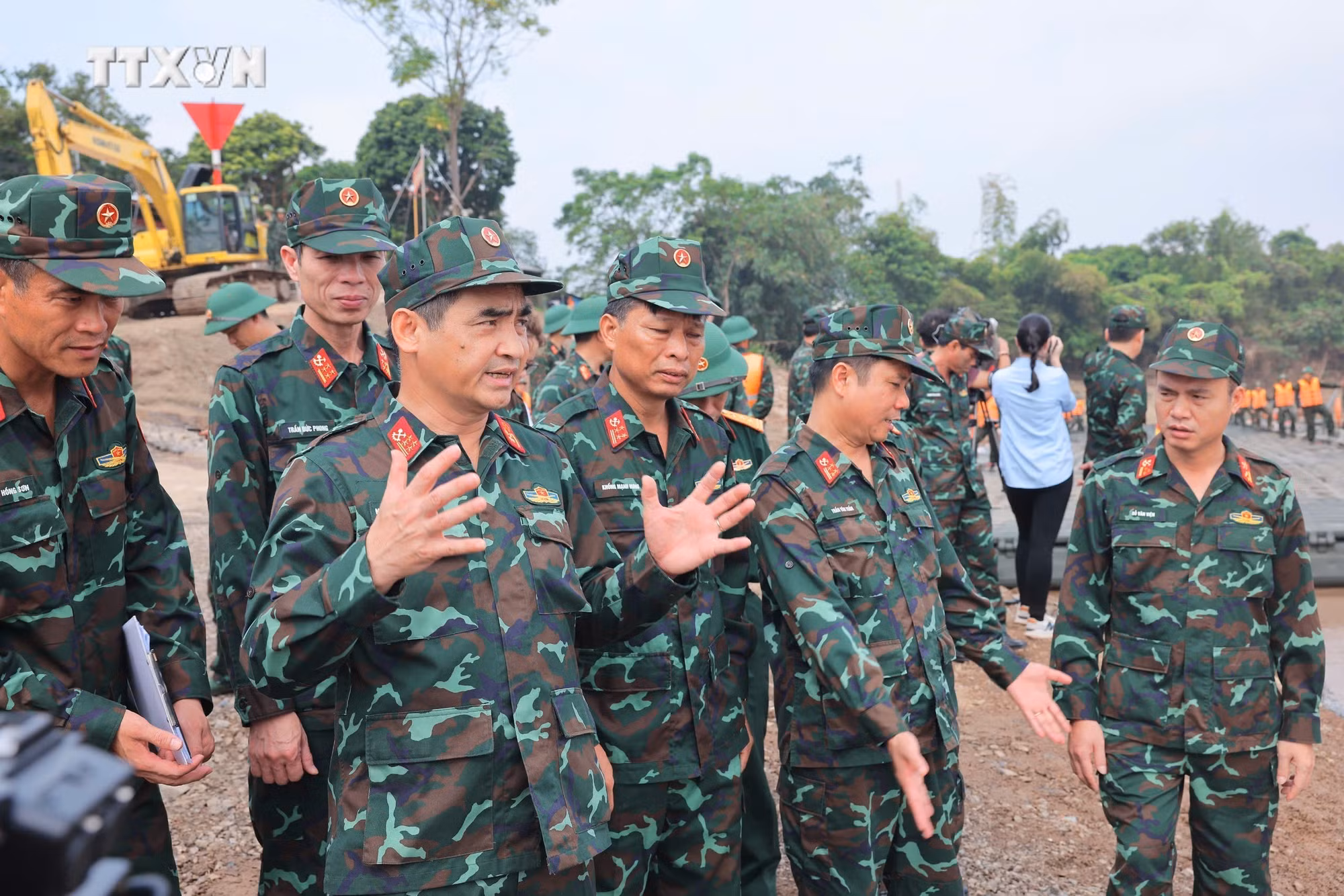 vna_potal_dang_lap_dat_cau_phao_phong_chau_7622787.jpg