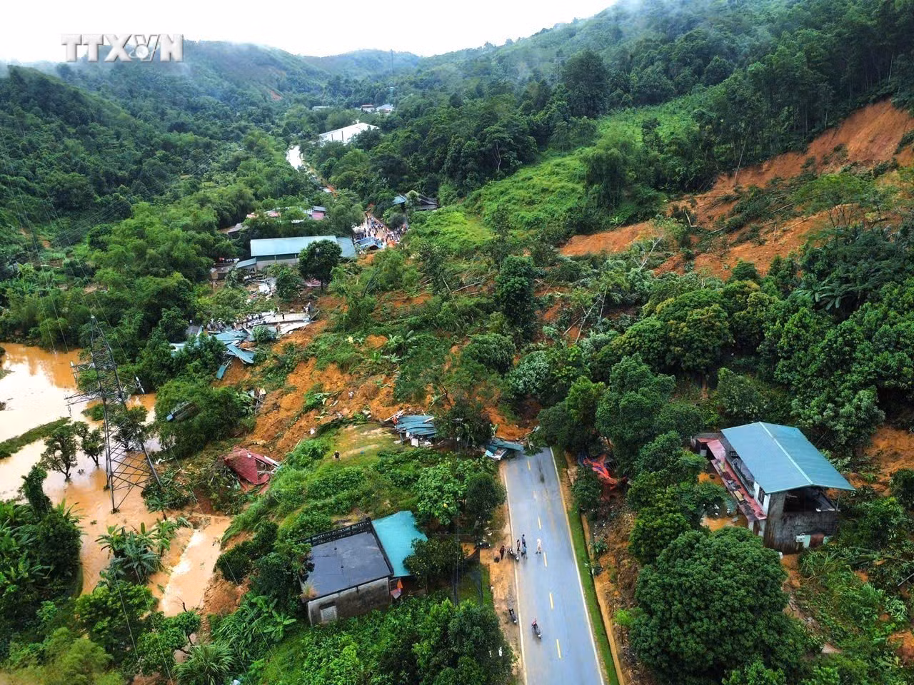 vna_potal_ha_giang_mua_lu_lon_gay_sat_lo_thiet_hai_nang_ve_tai_san_cua_nhan_dan_7623108.jpg