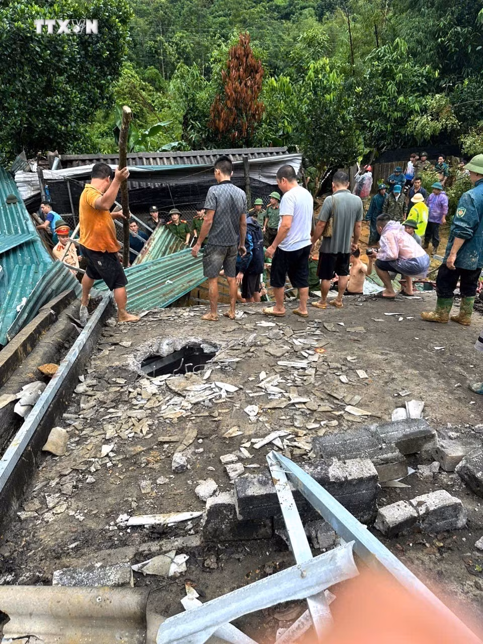 vna_potal_ha_giang_mua_lu_lon_gay_sat_lo_thiet_hai_nang_ve_tai_san_cua_nhan_dan_7623107.jpg