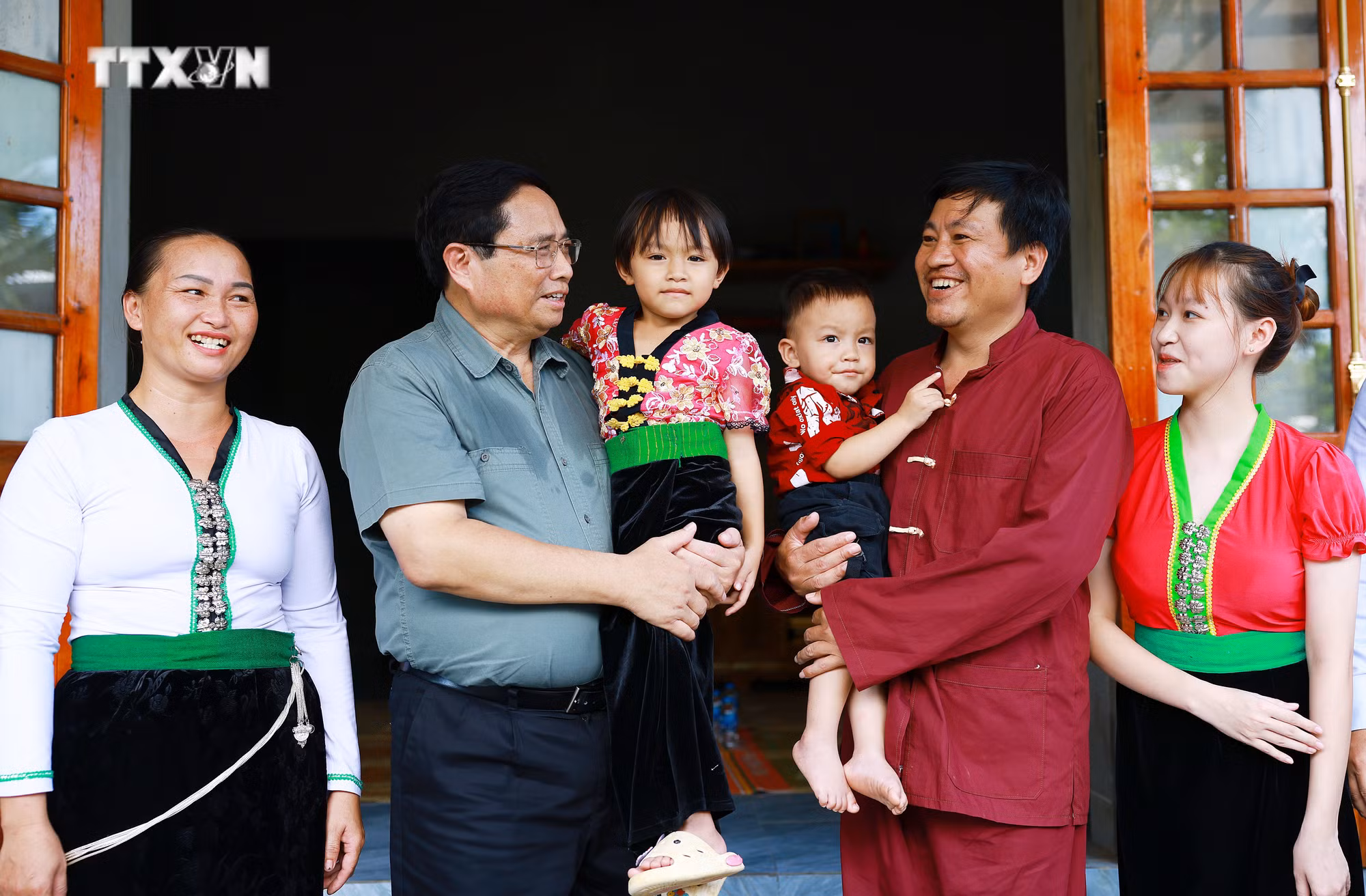 vna_potal_thu_tuong_tham_gia_dinh_co_nha_o_moi_tai_hoa_binh_7623052.jpg