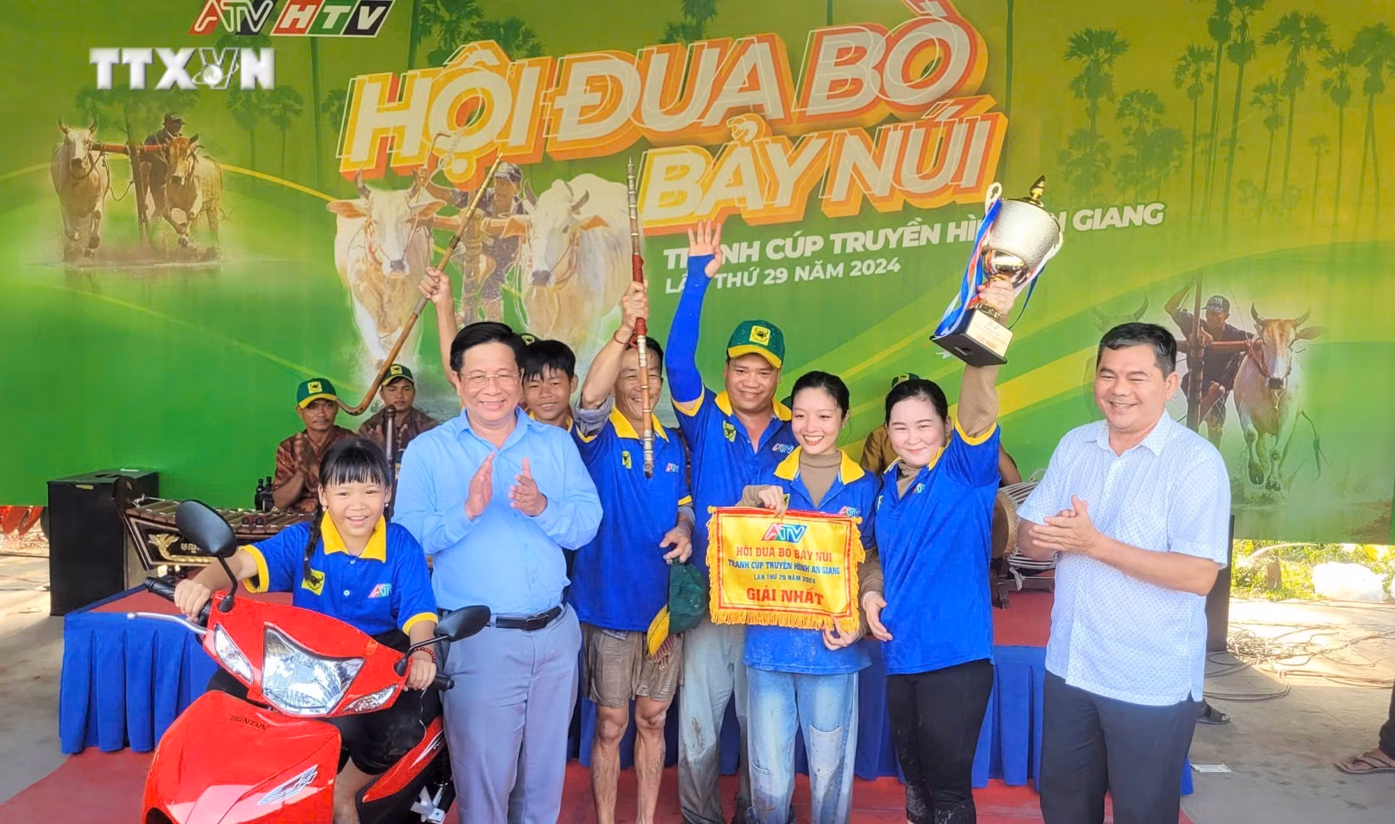 vna_potal_tung_bung_hoi_dua_bo_bay_nui_an_giang_7623321.jpg
