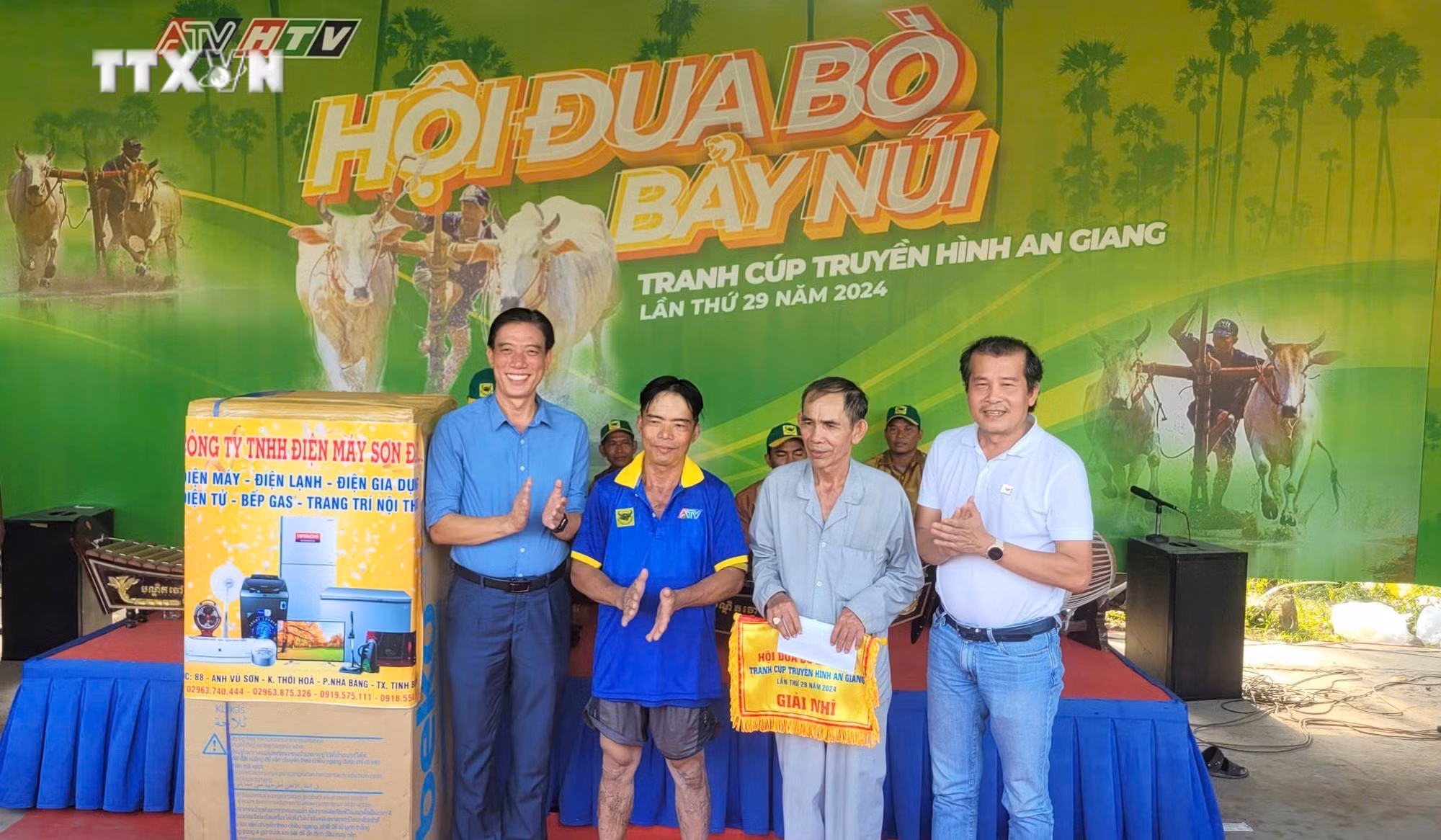vna_potal_tung_bung_hoi_dua_bo_bay_nui_an_giang_nam_2024_7623333.jpg