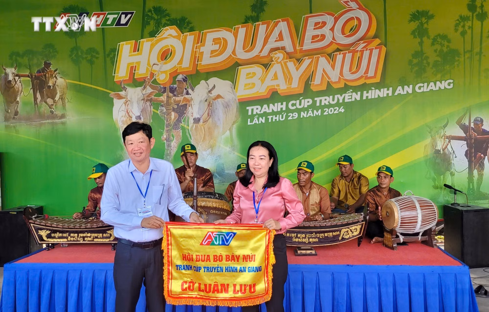 vna_potal_tung_bung_hoi_dua_bo_bay_nui_an_giang_nam_2024_7623332.jpg