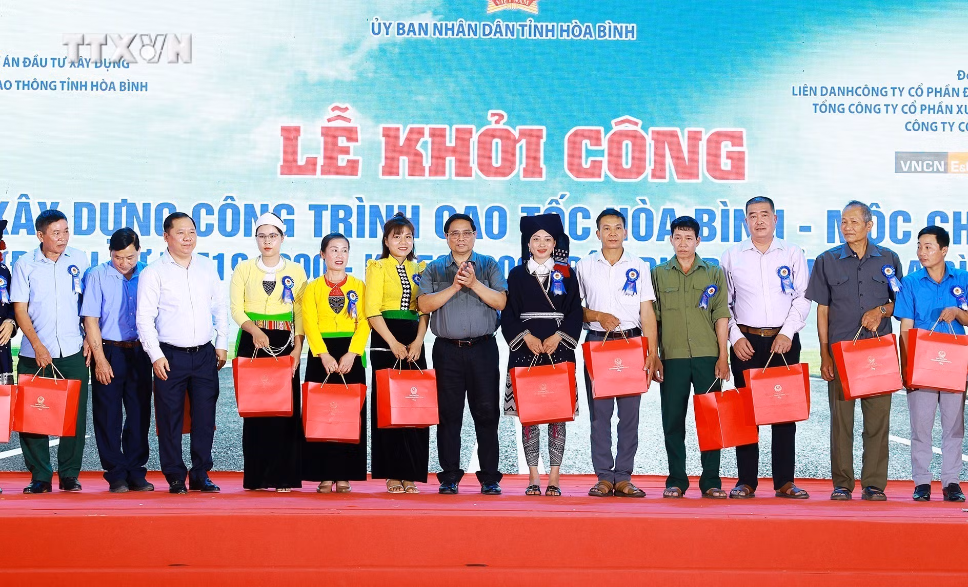 vna_potal_thu_tuong_pham_minh_chinh_du_le_khoi_cong_cao_toc_hoa_binh-moc_chau_7622944.jpg