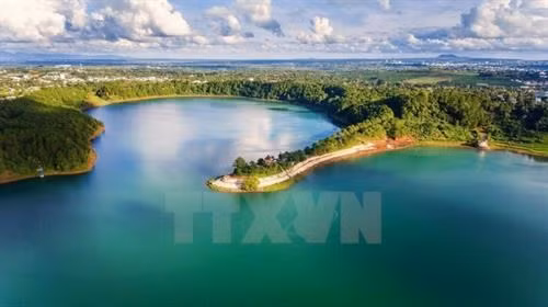 Biển Hồ, thắng cảnh du lịch nổi tiếng của thành phố Pleiku, tỉnh Gia Lai. Ảnh: Nguyễn Hoài Nam -TTXVN