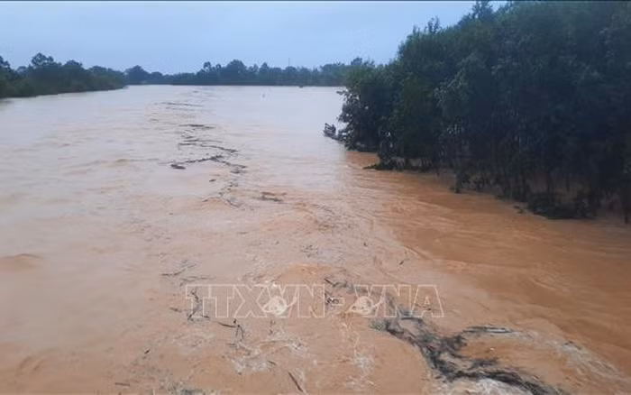Từ ngày 9/10, học sinh bậc mầm non đến trung học cơ sở ở Hương Khê (Hà Tĩnh) được nghỉ học do mưa lũ