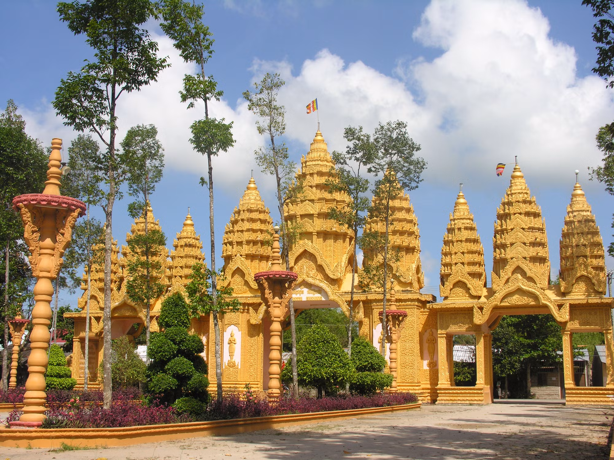 Chùa Vàm Rây ở xã Hàm Tân, huyện Trà Cú, tỉnh Trà Vinh, có kiến trúc tuyệt đẹp. Ảnh: dulichtravinh.com.vn