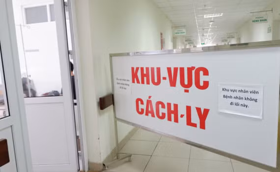Dịch COVID-19: Thêm 10 ca mắc mới được cách ly ngay sau khi nhập cảnh