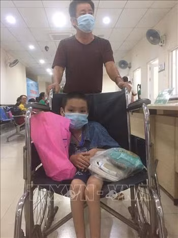 Trẻ em khó khăn, khuyết tật được phụ huynh đưa đến bệnh viện để khám sàng lọc và phẫu thuật chỉnh hình miễn phí. Ảnh: TTXVN phát
