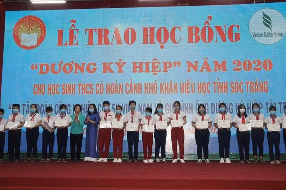 Quỹ khuyến học Dương Kỳ Hiệp hỗ trợ các học sinh có hoàn cảnh khó khăn, học sinh dân tộc đến trường