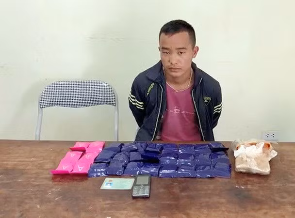 Đối tượng cùng tang vật. Ảnh: TTXVN phát