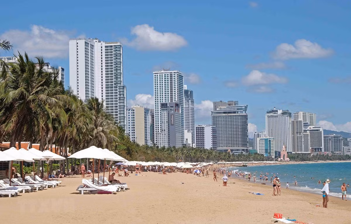 Bãi biển dọc đường Trần Phú (thành phố Nha Trang). Ảnh: Nguyễn Dũng - TTXVN