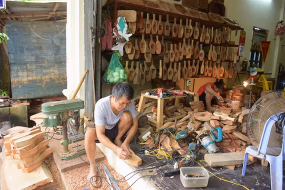 Ông Trần Văn Bản (làng Thượng Cung, xã Tiền Phong, Thường Tín, Hà Nội) đã hơn 40 năm làm khuôn bánh trung thu bằng gỗ. Ảnh: nongnghiep.vn