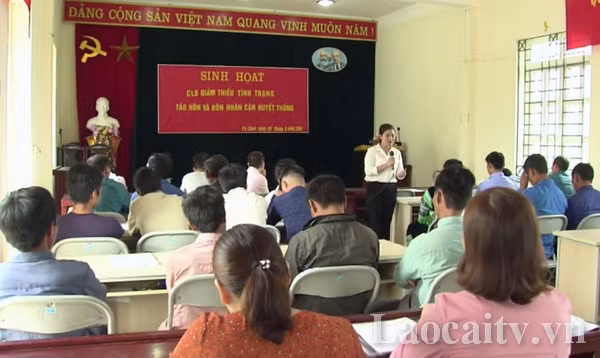 Buổi sinh hoạt câu lạc bộ Giảm thiểu tình trạng tảo hôn và hôn nhân cận huyết thống tại xã Pa Cheo. Ảnh: laocaitv.vn