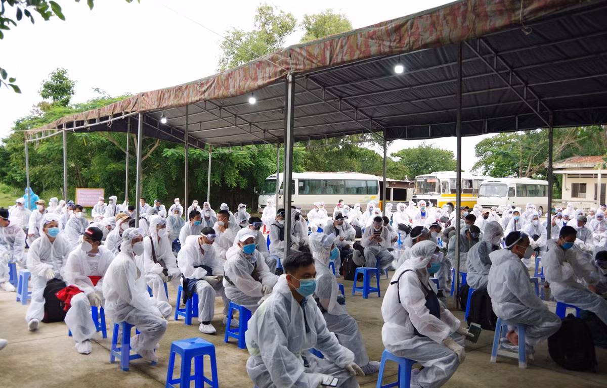Dịch COVID-19: Đưa gần 350 công dân Việt Nam từ Angola về nước