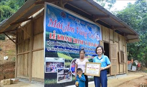 Trao nhà “Mái ấm vùng cao” tặng hộ nghèo xã biên giới ở Điện Biên