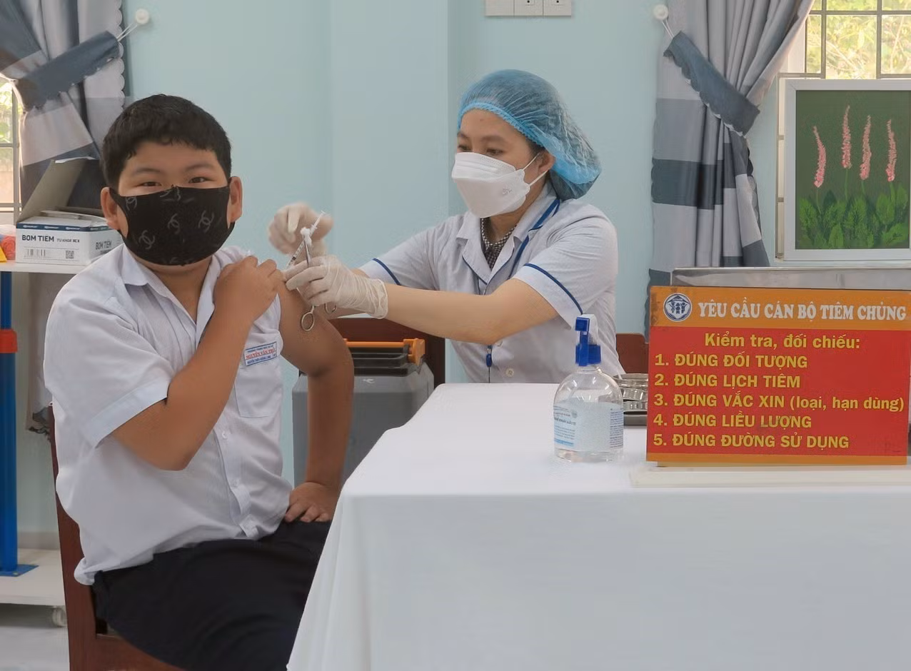 Nhân viên Y tế thành phố Tuy Hòa tiêm vaccine phòng COVID-19 cho trẻ em. Ảnh: Xuân Triệu - TTXVN