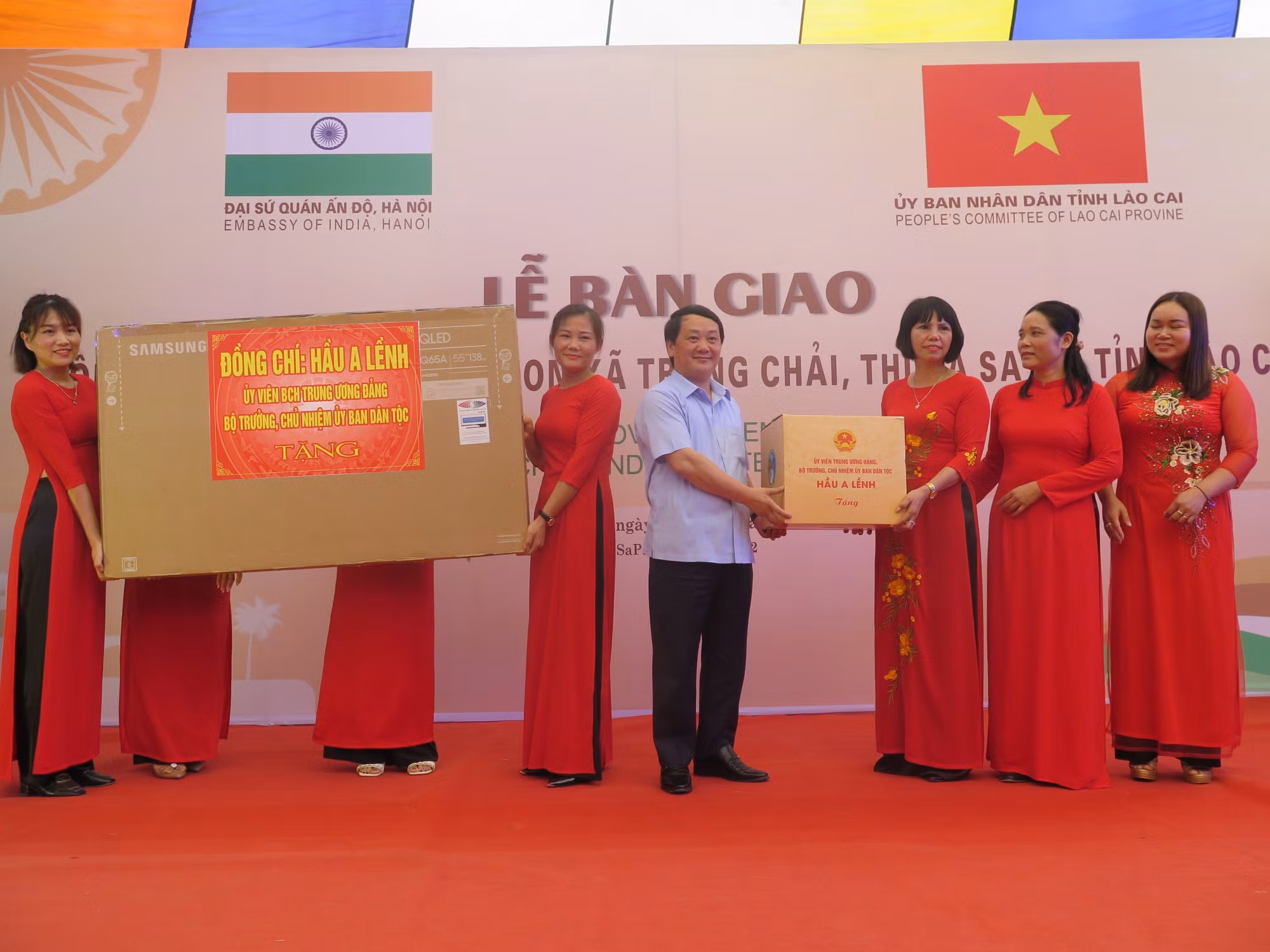 Bộ trưởng, Chủ nhiệm Ủy ban Dân tộc Hầu A Lềnh tặng quà Trường Mầm non xã Trung Chải. Ảnh: Hương Thu – TTXVN