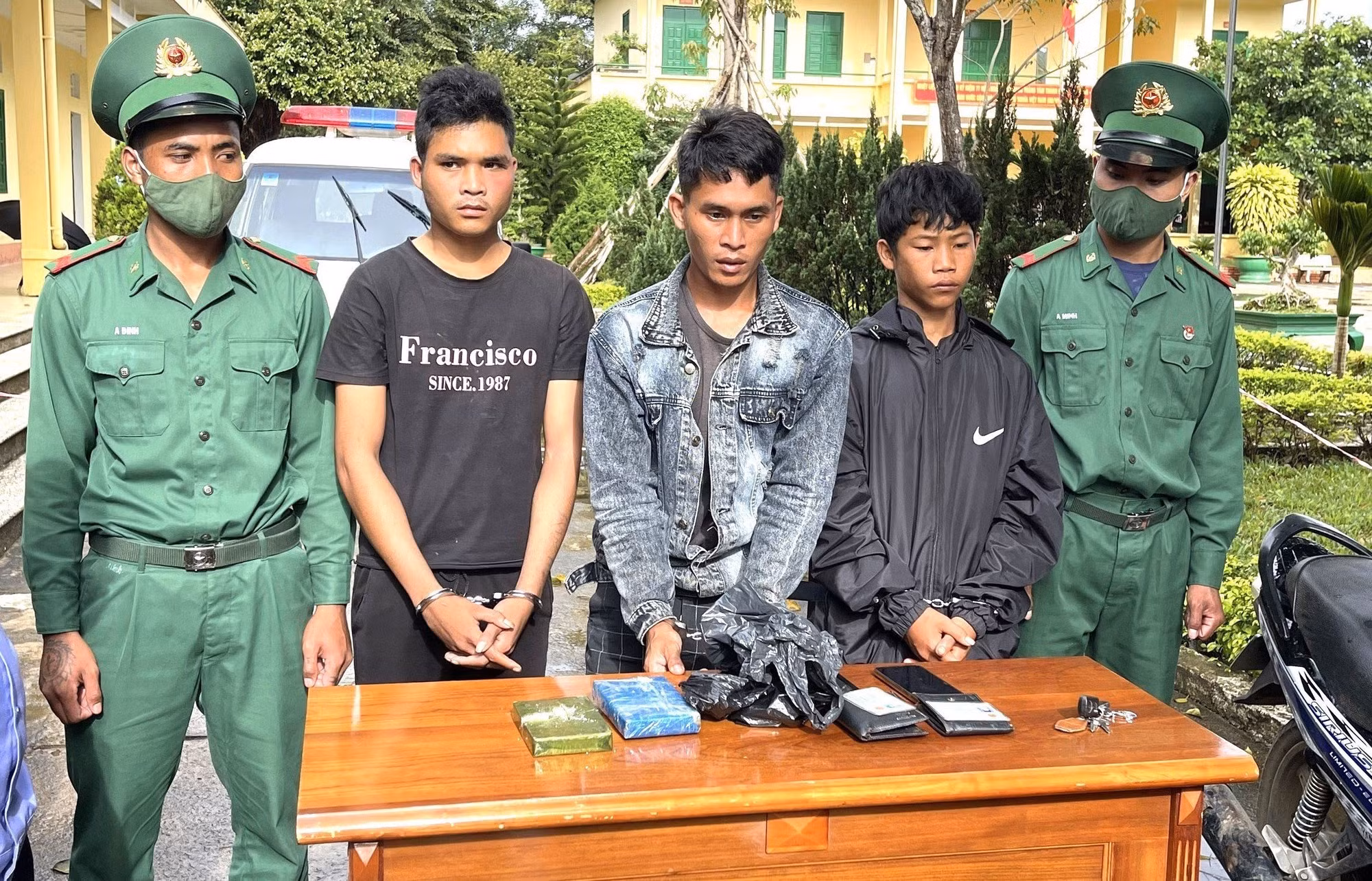 Kon Tum: Bắt 3 đối tượng, thu giữ 2 bánh heroin ở vùng biên