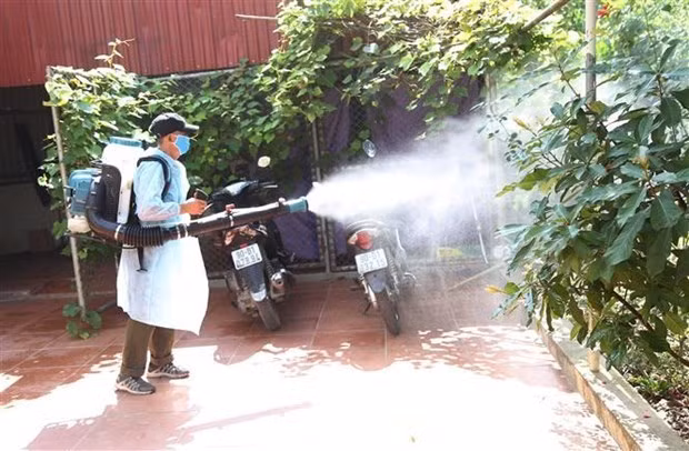 Phun thuốc diệt muỗi. Ảnh: Nguyễn Chinh-TTXVN