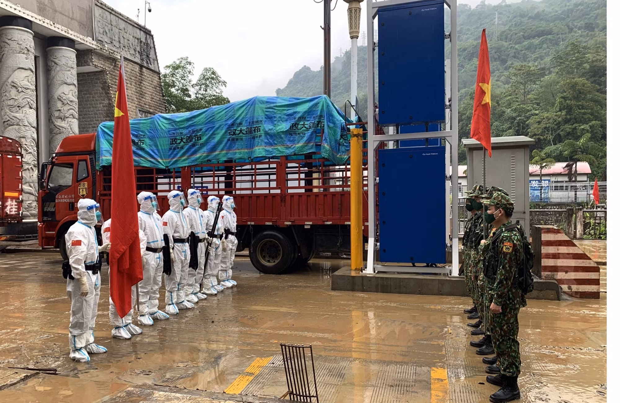 Hai bên trao đổi, thống nhất các nội dung trước khi tuần tra. Ảnh: Minh Tâm-TTXVN