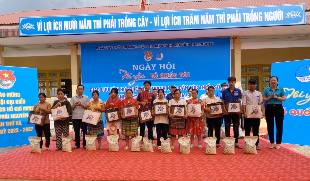 Tỉnh Đoàn Thái Nguyên tặng quà an sinh cho các hộ dân có hoàn cảnh khó khăn của xã Sảng Mộc. Ảnh: Thu Hằng-TTXVN