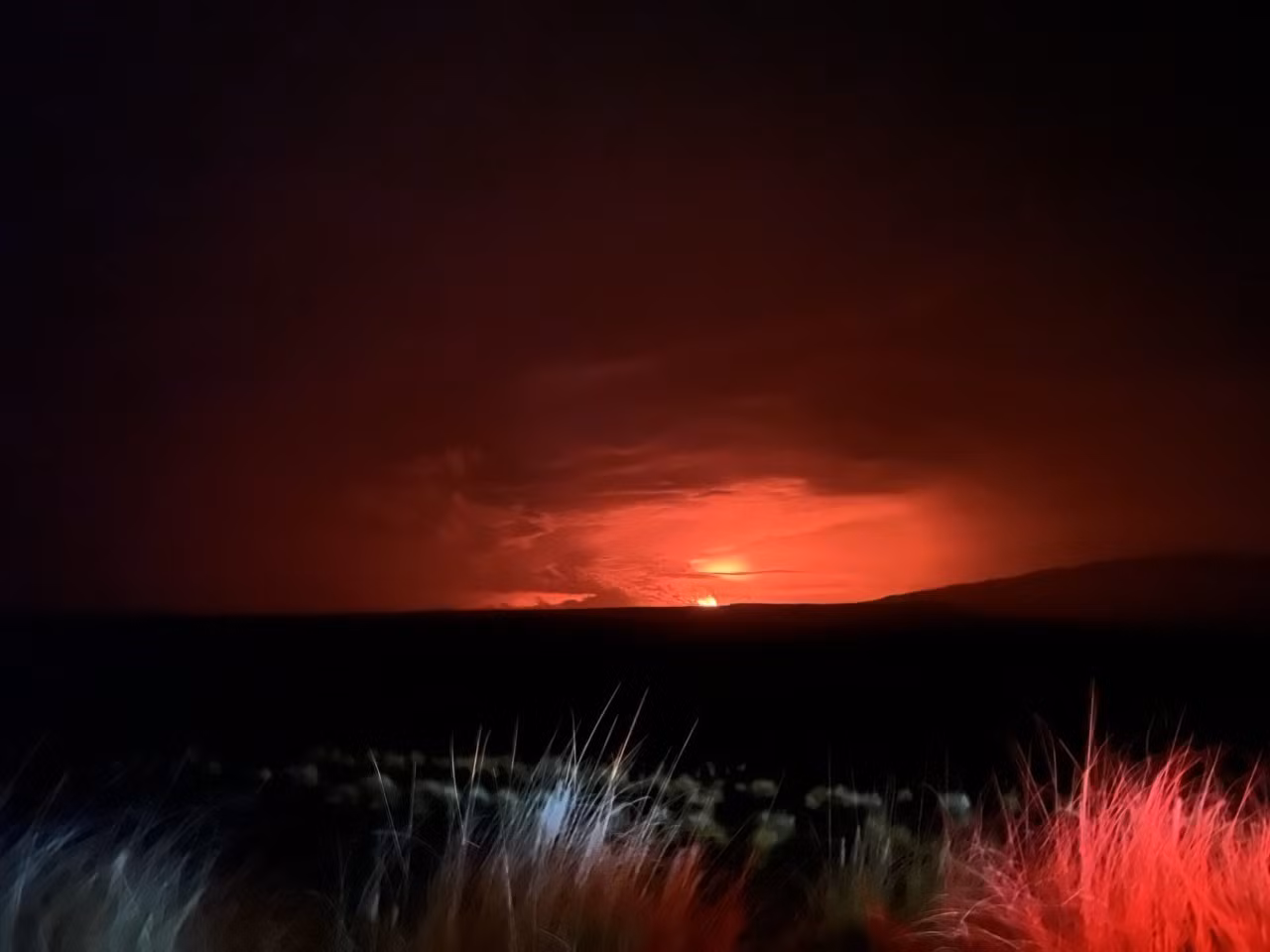 Núi lửa Mauna Loa ở Hawaii phun trào ngày 28/11/2022. Ảnh: AFP/TTXVN