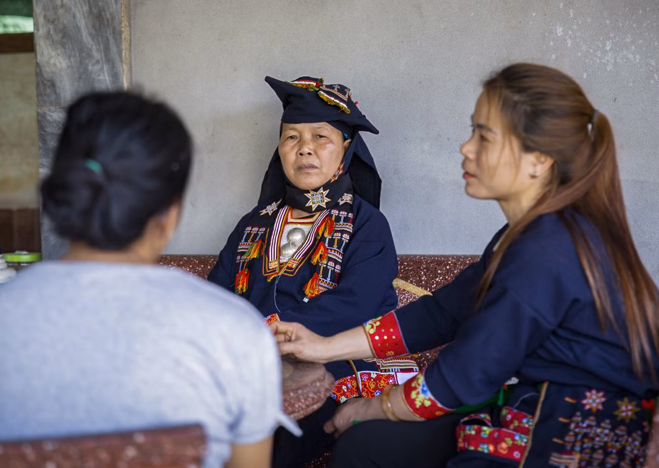 Mỗi năm, bà lang Phùng Thị Nội chữa bệnh cho khoảng 1.000 người, trong đó có nhiều bệnh nhân nghèo, được bà Nội sẵn sàng chữa bệnh miễn phí hoặc chỉ lấy một khoản phí rất nhỏ. Ảnh: Trọng Đạt