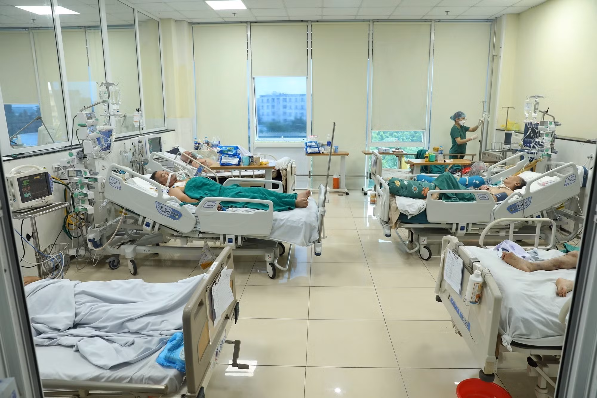 Khoa Hồi sức tích cực (Bệnh viện Bệnh Nhiệt đới Trung ương) hiện đang điều trị cho khoảng 30 bệnh nhân COVID-19 nặng. Ảnh: Minh Quyết - TTXVN