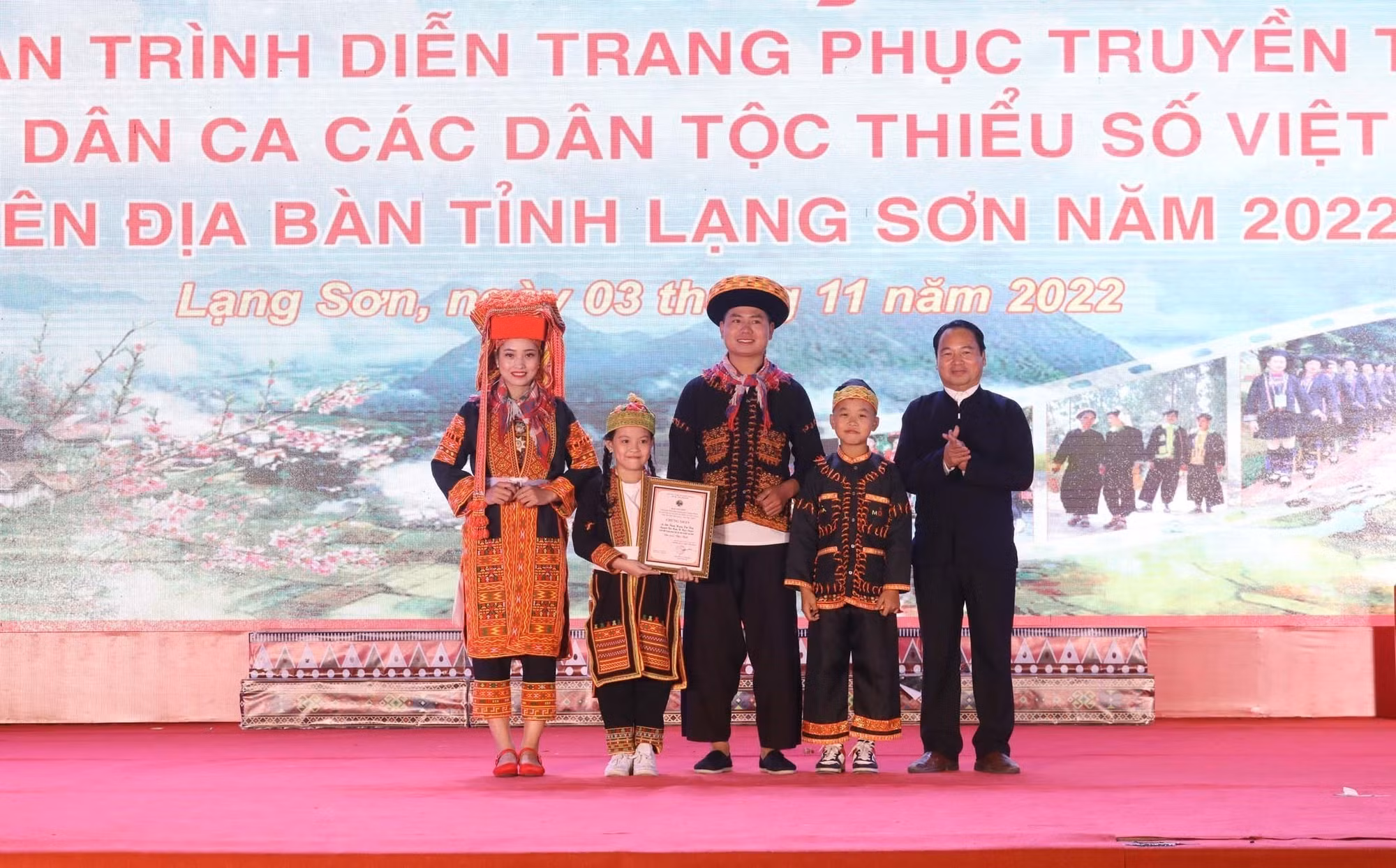 Trao giải Đặc biệt cho tiết mục về trang phục truyền thống. Ảnh: Anh Tuấn – TTXVN
