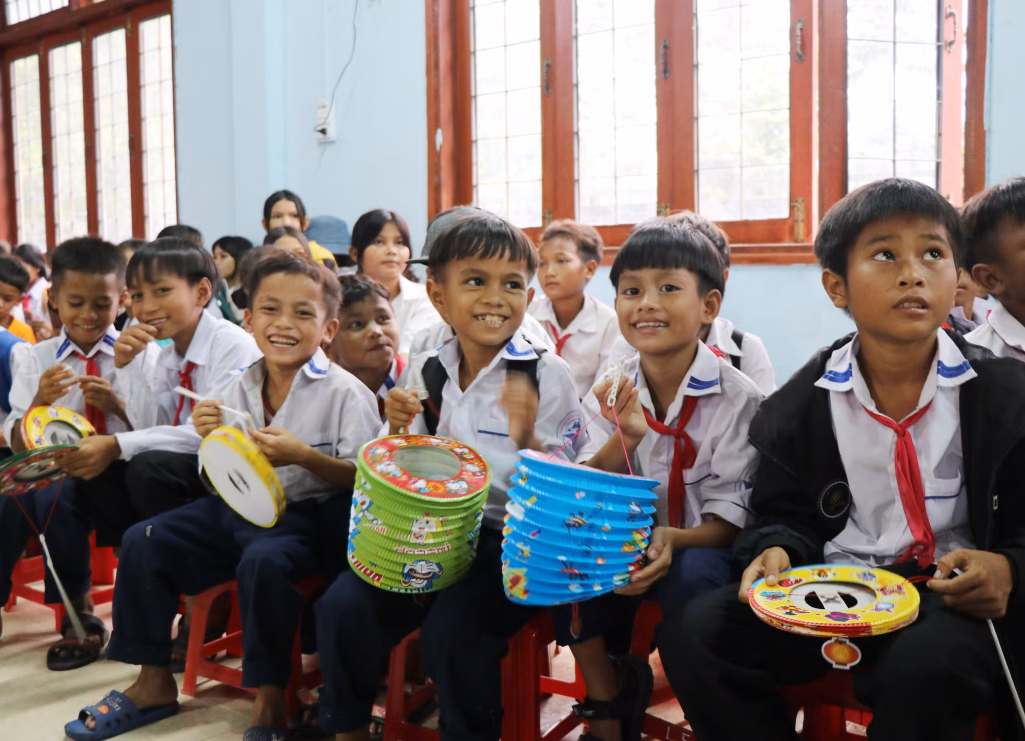 Nét mặt vui tươi rạng ngời của những em nhỏ đồng bào Ca Dong khi tham gia chương trình. Ảnh: Phạm Cường-TTXVN