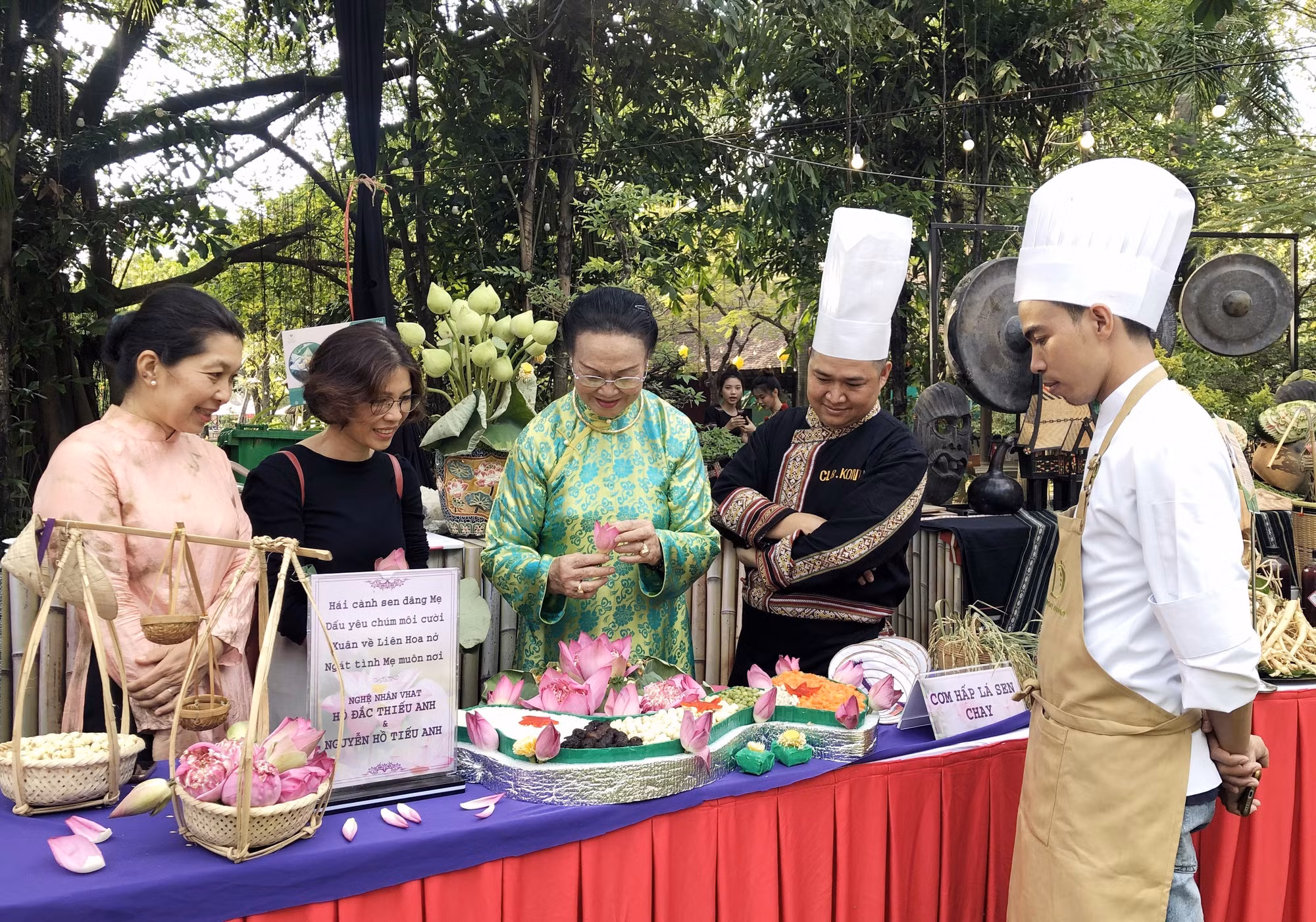 Nghệ nhân ẩm thực quảng diễn phương thức chế biến các món ẩm thực tiêu biểu Việt Nam bên lề sự kiện. Ảnh: Mỹ Phương – TTXVN
