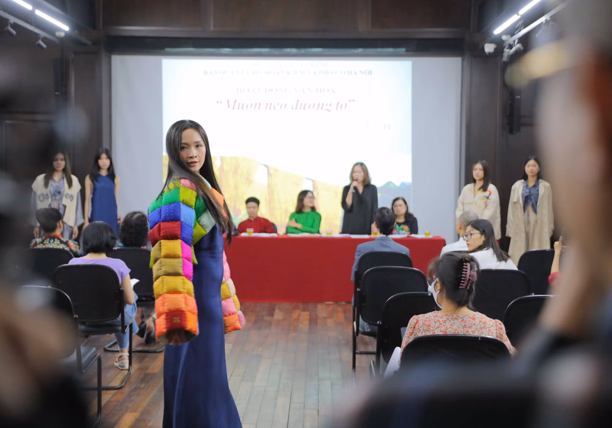 Chuỗi hoạt động “Muôn nẻo đường tơ” tôn vinh giá trị truyền thống tơ lụa Việt