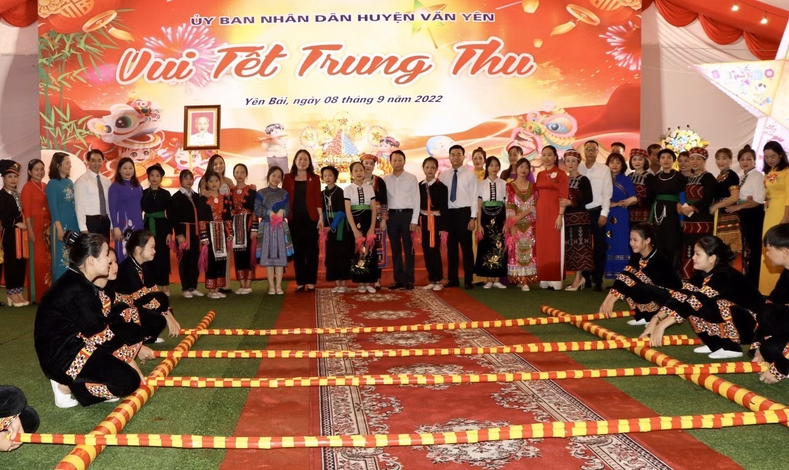 Phó Chủ tịch nước Võ Thị Ánh Xuân vui Tết Trung thu với học sinh tại huyện Văn Yên (Yên Bái)