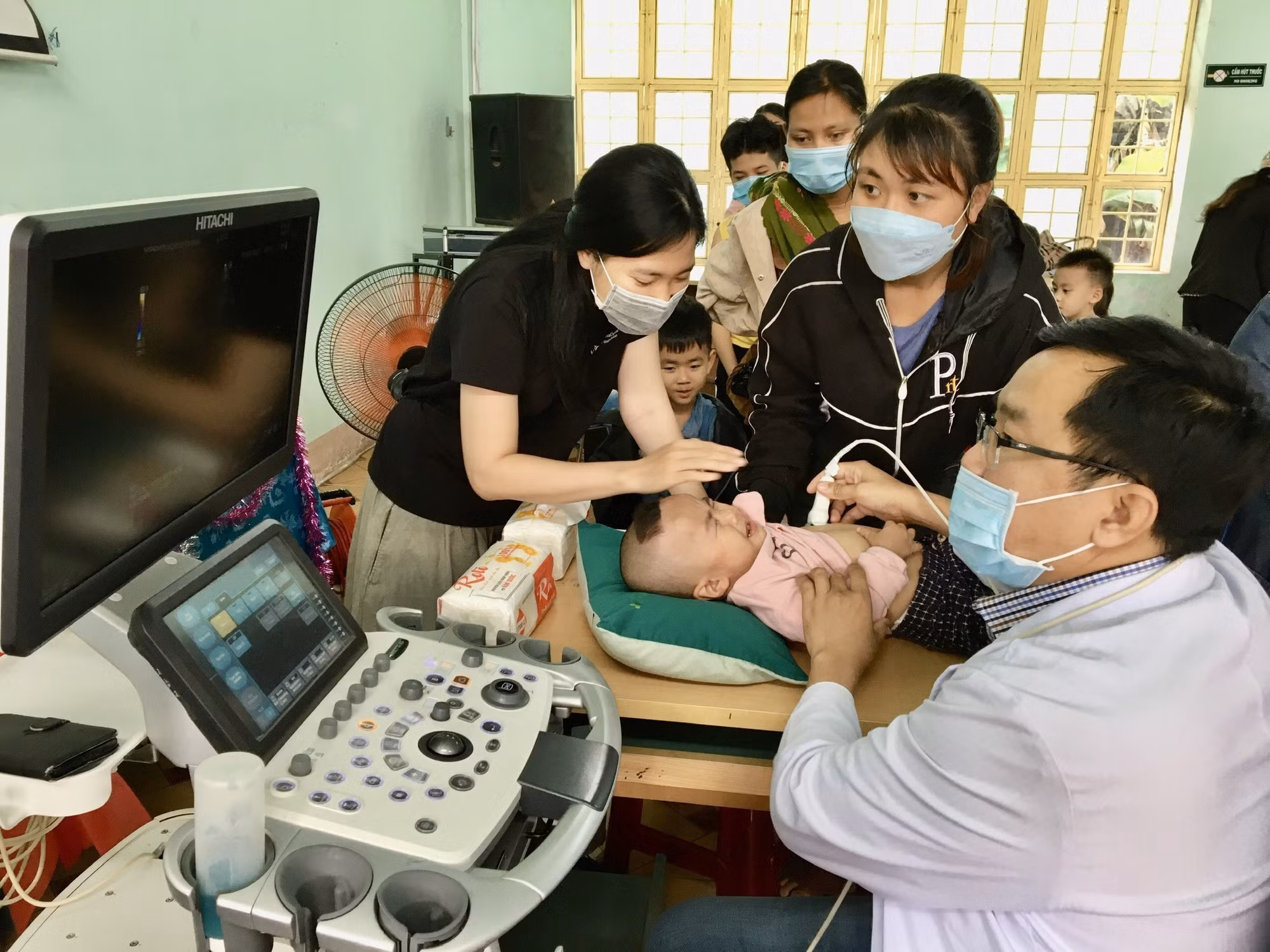 Bác sĩ khám sàng lọc và tư vấn bệnh cho người nhà các bé có nguy cơ mắc bệnh tim bẩm sinh. Ảnh: Hoài Nam – TTXVN