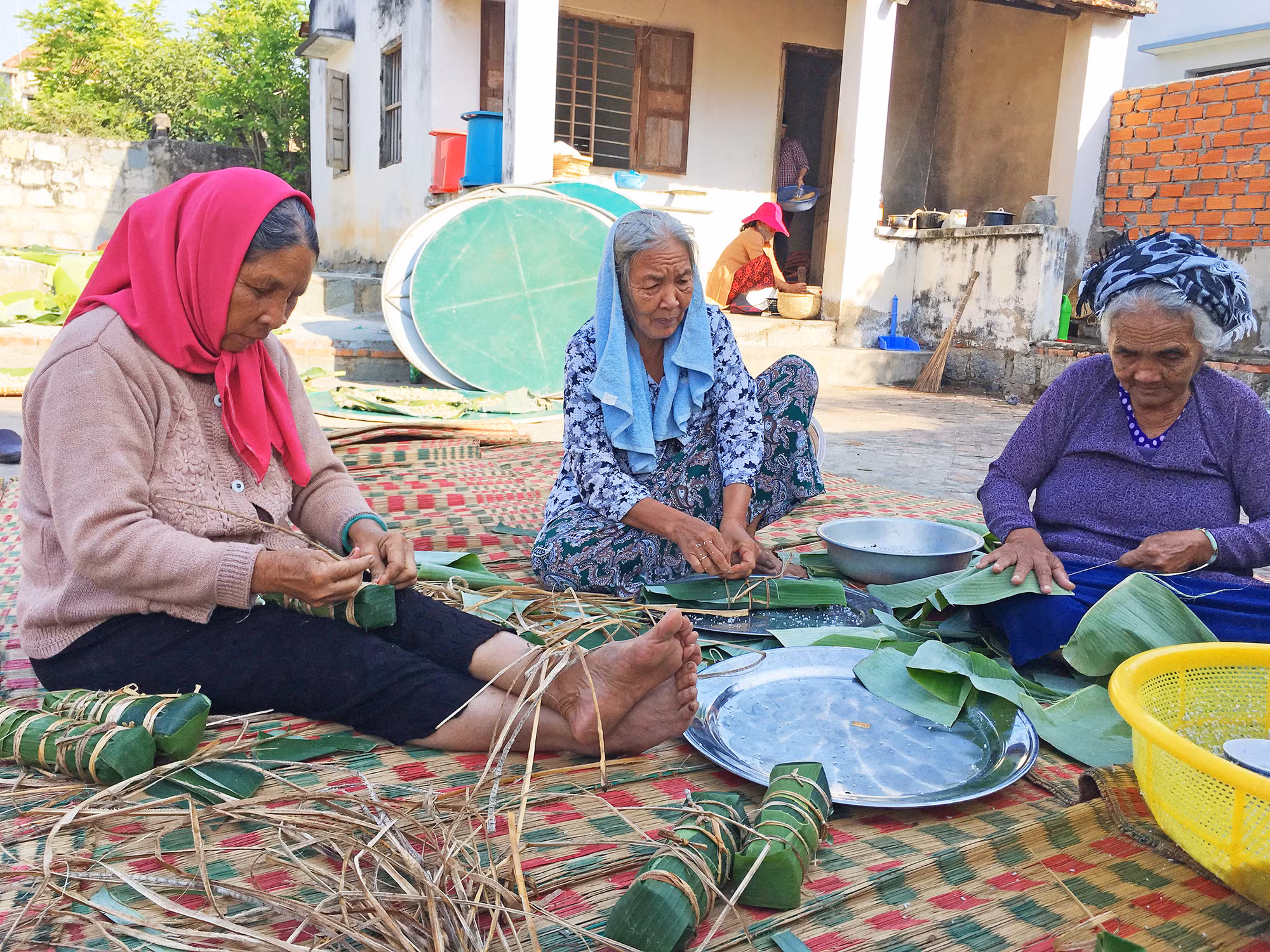 Vào dịp lễ hội, Tết Rija Nagar, phụ nữ Chăm lại cùng nhau chuẩn bị nguyên liệu để gói bánh tapei anung rồi lựa ra những chiếc bánh ngon nhất, đẹp nhất dâng lên thần linh và tổ tiên. Ảnh: Isvan Campa