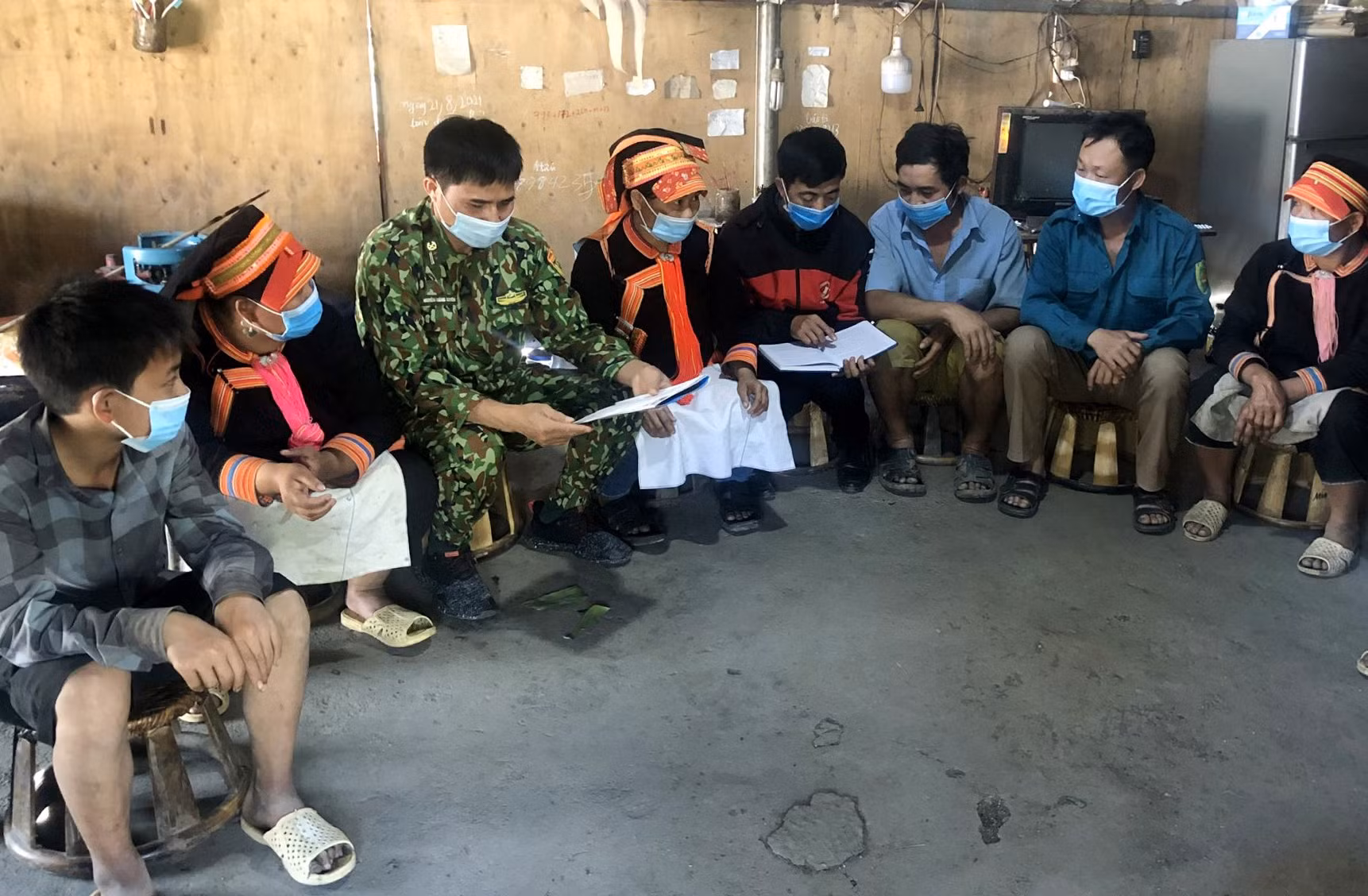 Anh Lý Dâu Phùng cùng Tổ phòng, chống COVID-19 cộng đồng bản Hùng Pèng, xã Ma Li Pho, huyện Phong Thổ (Lai Châu) tuyên truyền các biện pháp phòng, chống dịch cho đồng bào. Ảnh: Việt Hoàng