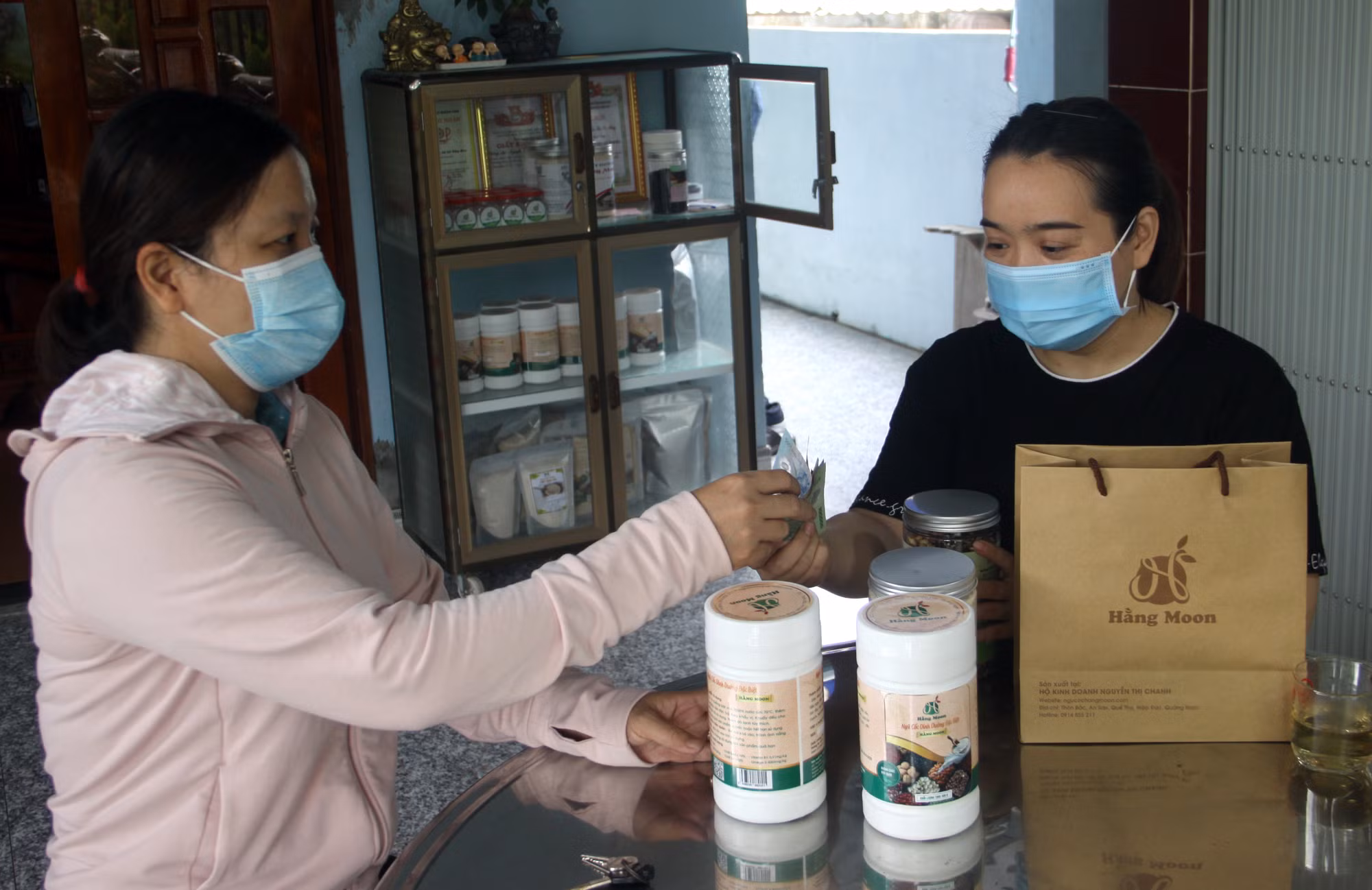 Mua sản phẩm của Cơ sở sản xuất sản phẩm sạch Hằng Moon. Ảnh: Phước Tuệ