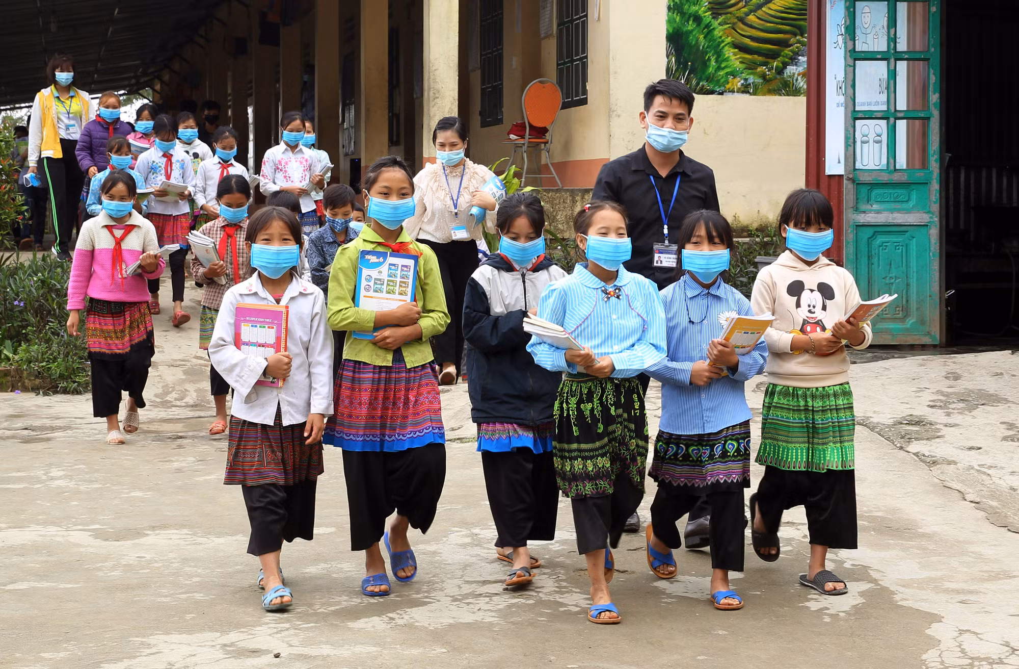 Việc ban hành Nghị quyết số 12/2021/NQ-HĐND của Hội đồng Nhân dân tỉnh Lào Cai đã thể hiện sự quan tâm, chia sẻ của tỉnh trước những khó khăn của người dân trong vấn đề giáo dục. Ảnh: Quốc Khánh