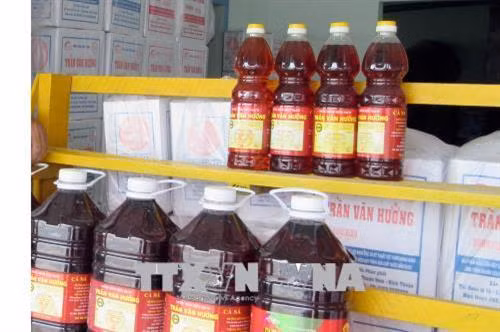 Dán tem điện tử truy xuất nguồn gốc cho nước mắm Cà Ná