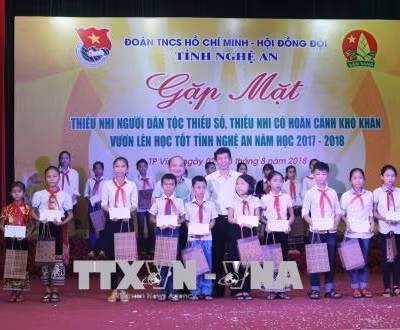 Nghệ An tuyên dương 200 thiếu nhi dân tộc thiểu số và thiếu nhi có hoàn cảnh khó khăn học giỏi năm học 2017-2018