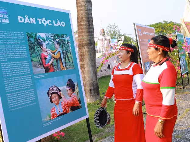 Khai mạc triển lãm ảnh "Sắc màu các dân tộc Việt Nam"