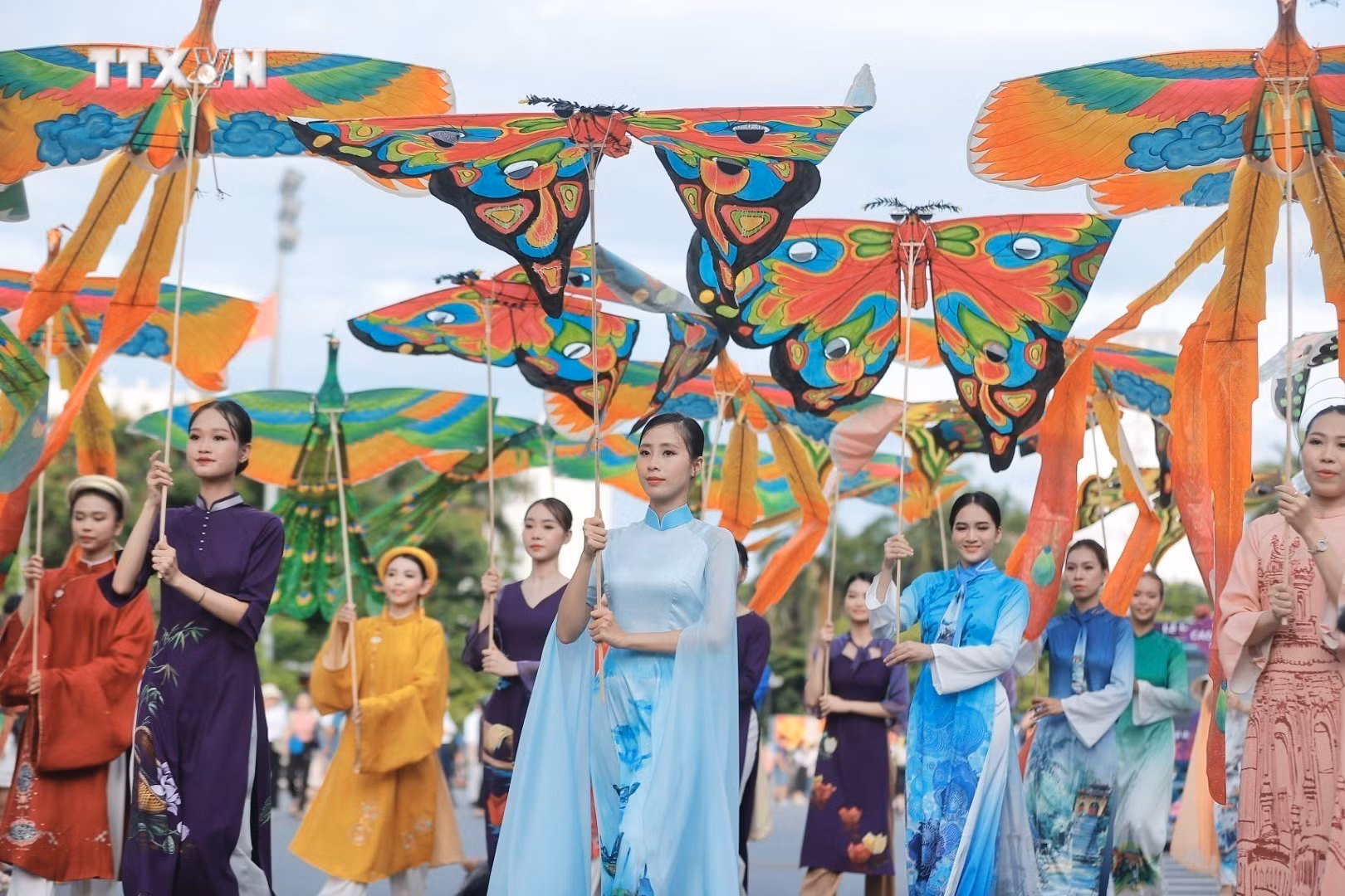 vna_potal_festival_hue_2024_soi_noi_le_hoi_duong_pho_2024_7420602.jpeg