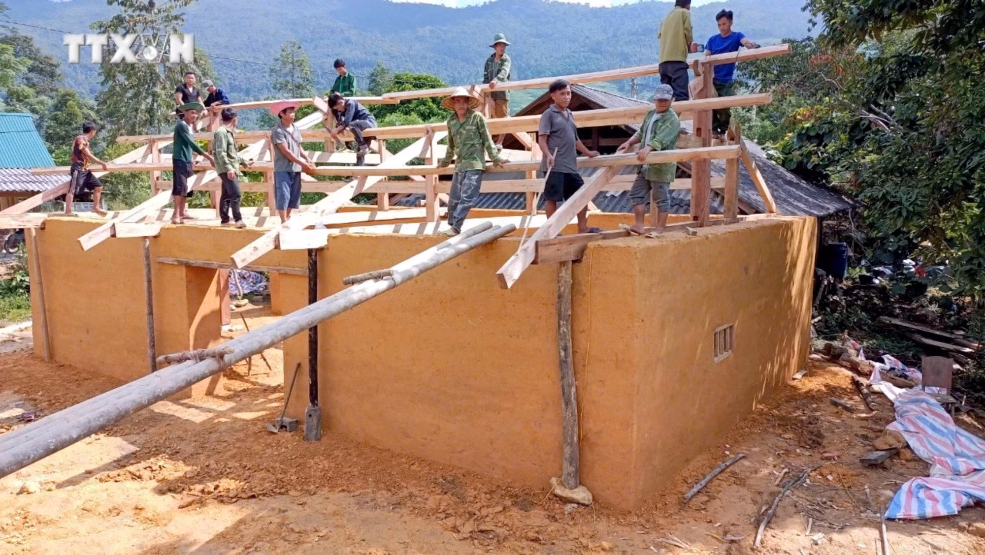 vna_potal_tuyen_quang_xoa_nha_tam_nha_dot_nat_cho_hon_7000_ho_ngheo_7762865.jpg