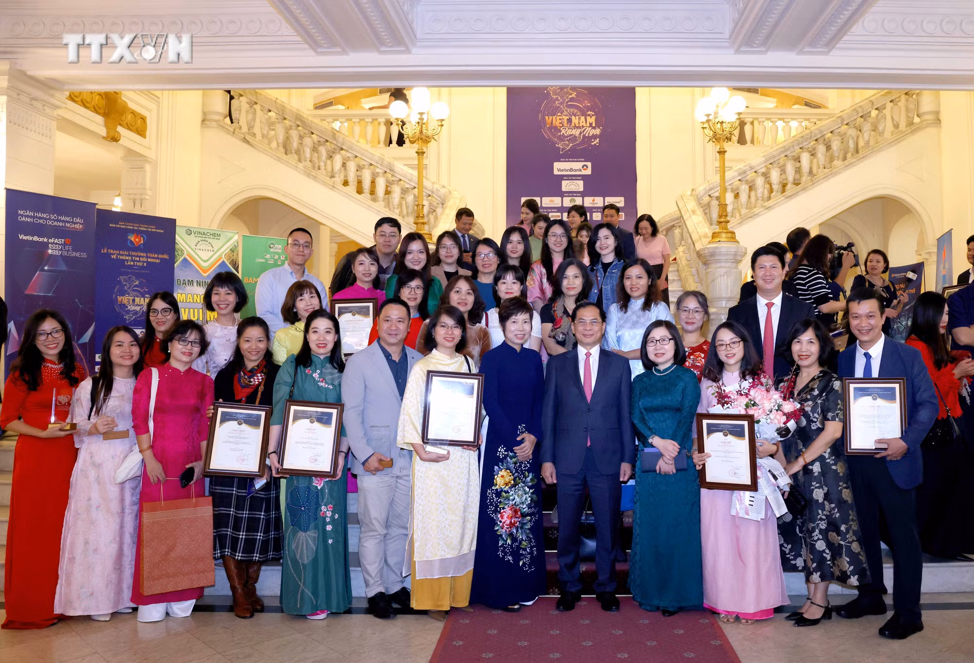 vna_potal_le_trao_giai_thuong_toan_quoc_ve_thong_tin_doi_ngoai_lan_thu_10_7737144.jpg