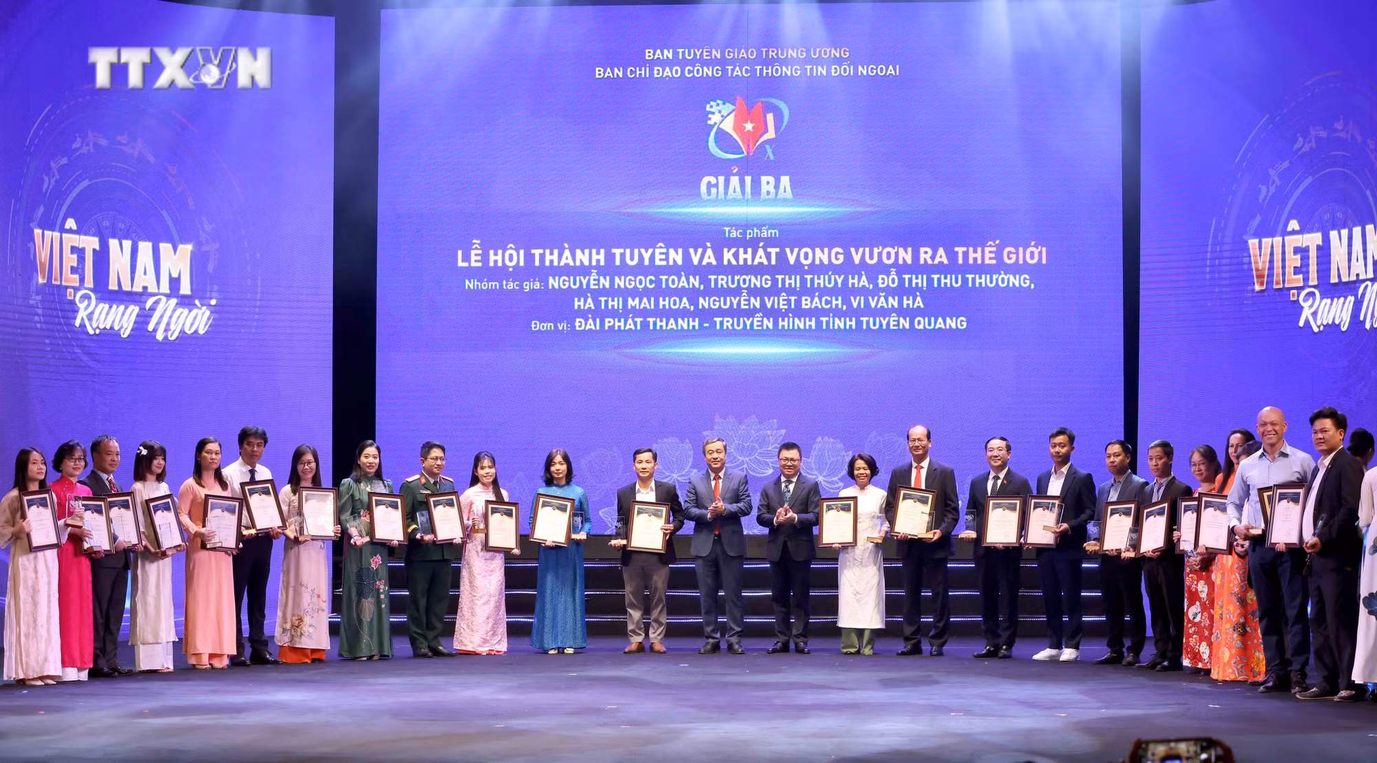 vna_potal_le_trao_giai_thuong_toan_quoc_ve_thong_tin_doi_ngoai_lan_thu_10_7737099.jpg