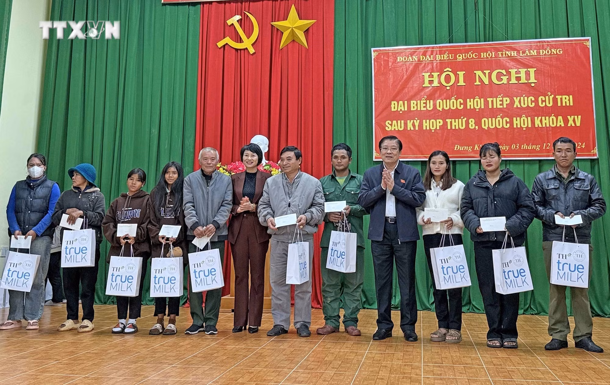 vna_potal_truong_ban_noi_chinh_trung_uong_tiep_xuc_cu_tri_tinh_lam_dong_sau_ky_hop_thu_8_7736897.jpg