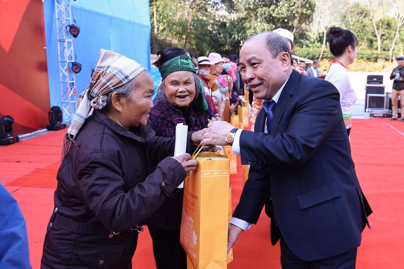 "Tết đồng bào 2023" giúp đỡ người có hoàn cảnh khó khăn, gia đình chính sách tỉnh Hòa Bình