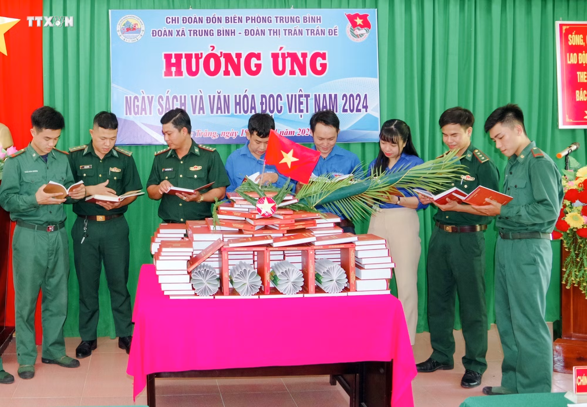 vna_potal_bien_phong_soc_trang_dua_van_hoa_doc_ve_voi_nguoi_dan_khu_vuc_bien_gioi_bien_7332462.jpg